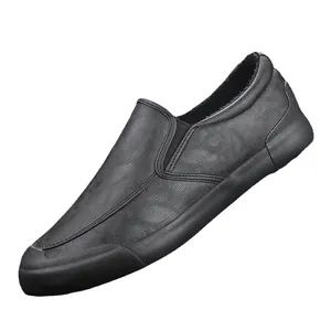 Winterwarme Herren-Slipper aus schwarzem Leder mit strukturierter Oberfläche und Sohle.