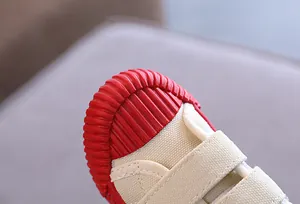 Detailansicht Kinder-Stoffschuh mit roter strukturierter Gummivorderkappe