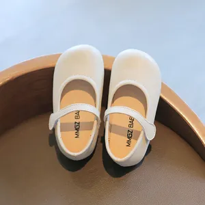 Elegante weiße Mary Jane Flache Schuhe für Kleinkinder mit Klettverschluss und weicher Sohle