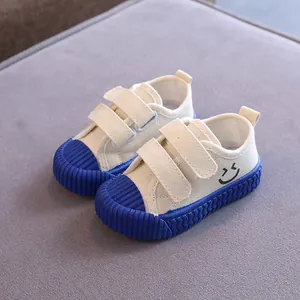 Stylische Kinder-Canvasschuhe mit weicher blauer Gummisohle und praktischem Klettverschluss