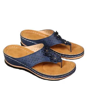 Blaue Keil-Flip-Flops für Damen mit Blumenverzierung und Plateau-Gummisohle