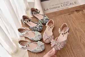 Gedetailleerd overzicht van prinsessenschoenen voor meisjes met strasstrikjes en parels