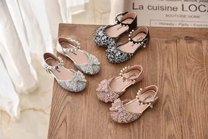Elegante prinsessenschoenen voor meisjes met glanzende strass-steentjes en strikjes.