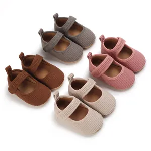 Groupe de chaussures de marche Mary Jane pour bébé fille en diverses couleurs pastel.