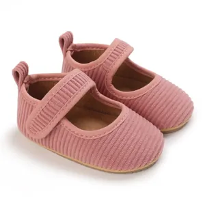 Vue détaillée de chaussures Mary Jane en velours côtelé rose pour bébé avec semelle