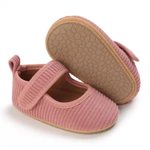 Vue détaillée de la semelle en caoutchouc antidérapante de ces chaussures de bébé