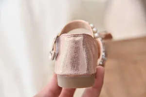 Achteraanzicht van roségouden prinsessenschoen voor meisjes met parelband en metallic finish