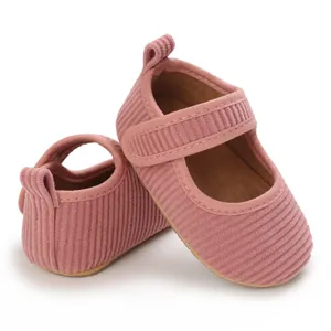 Vue détaillée de chaussures de marche Mary Jane en velours côtelé rose pour bébé
