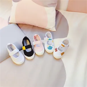 Detailansicht der Kinder-Canvas-Schuhe mit Muschelzehe in verschiedenen Farben