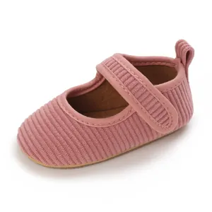 Vue détaillée de la chaussure de princesse rose en velours pour bébé avec semelle souple