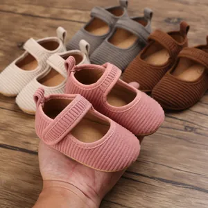 Détail de chaussures de marche roses pour bébés filles avec texture en velours côtelé.
