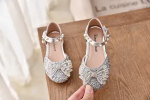 Gedetailleerd beeld van zilveren pailletten prinsessenschoenen voor meisjes met strass strik