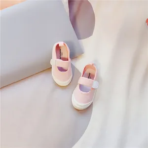 Detailansicht der rosa Segeltuchschuhe für Kleinkinder mit Klettverschluss und Shell-Toe