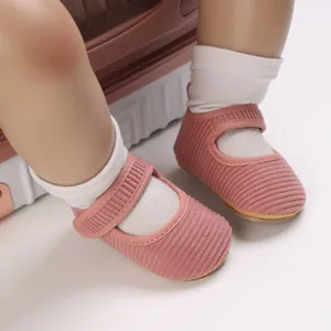 Détail de chaussures de marche princesse pour bébé fille avec semelles en caoutchouc