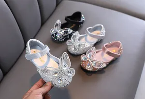 Vista detallada de las bailarinas de princesa con purpurina y lazo de mariposa de strass