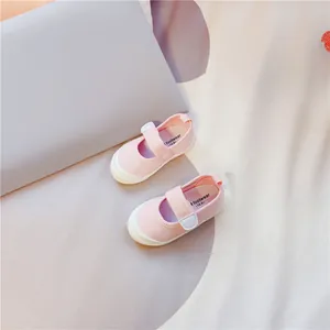 Detailansicht der rosa Canvas-Kinderschuhe mit Klettverschluss und Muschelzehen-Design