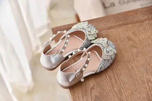 Gedetailleerd overzicht van zilveren strassteentjes prinsessenschoenen voor meisjes