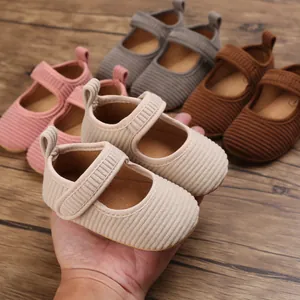 Gros plan de chaussures de marche pour bébé à semelle souple en plusieurs couleurs