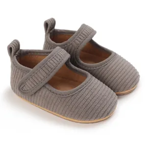 Gros plan de chaussures de marche Mary Jane en velours côtelé gris pour bébés filles