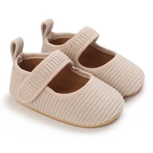 Gros plan de chaussures Mary Jane bébé en velours côtelé beige à semelles souples