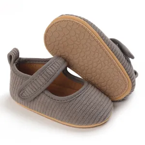 Chaussures bébé fille en velours côtelé gris avec semelle en caoutchouc souple
