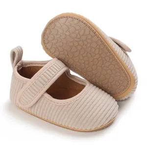 Détail de chaussures Mary Jane en velours côtelé beige pour bébé avec semelle souple