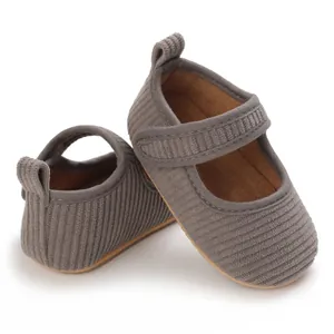 Détail latéral des chaussures de marche pour bébé fille en velours côtelé gris