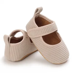 Détail des chaussures de marche pour bébé fille en velours côtelé beige à semelle souple.