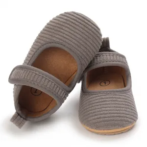 Vue détaillée de la texture en velours côtelé gris sur les chaussures bébé fille