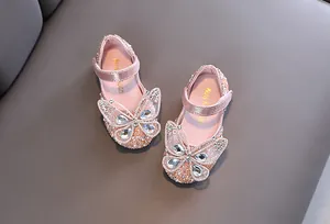Elegantes zapatos de princesa rosas para niñas con mariposa de strass brillante