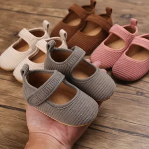 Détail de chaussures de marche souples pour bébé en plusieurs couleurs et velours