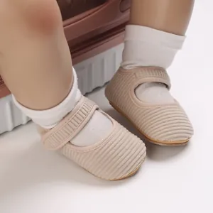 Vue détaillée des chaussures de marche en velours côtelé beige pour petite bébé fille