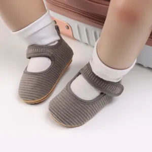 Gros plan détaillé des chaussures de marche bébé Mary Jane grises à semelle souple