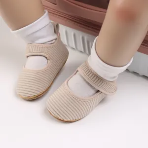 Vue détaillée des babies en velours côtelé beige avec semelles en caoutchouc souple