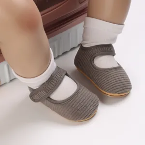 Détail de chaussures de marche Mary Jane en velours côtelé gris pour petite bébé fille