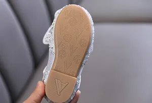 Detalle de la suela antideslizante color canela para zapatos de fiesta de niña