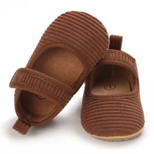 Vue détaillée de chaussures de marche en velours côtelé marron pour bébé fille