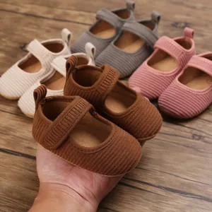 Gros plan de chaussures de marche princesse à côtes pour bébé