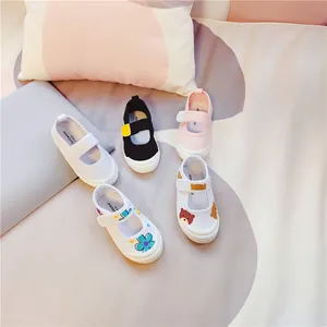 Vielseitige Kinder-Stoffschuhe mit praktischem Klettverschluss und süßen Mustern