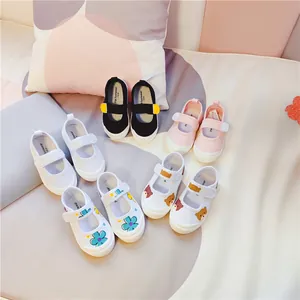 Vielfalt an Kinder-Segeltuchschuhen mit Klettverschluss und Shell-Toe-Design