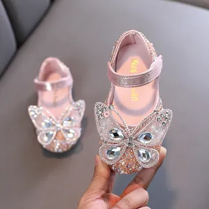 Elegantes zapatos de princesa rosa para niñas con mariposa de strass brillante
