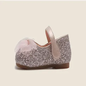 Vista lateral de zapato Mary Jane rosa con purpurina para niña con lazo y perla