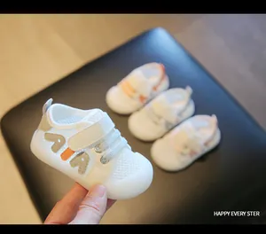 Detailansicht weißer, atmungsaktiver Lauflernschuhe mit weicher Anti-Rutsch-Sohle