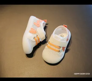 Atmungsaktive Babyschuhe aus Mesh in Weiß und Orange mit weicher Sohle für Kleinkinder