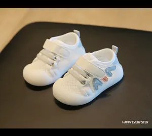 Atmungsaktive weiße Mesh-Lauflernschuhe für Kleinkinder mit weichen rutschfesten Sohlen im Frühling
