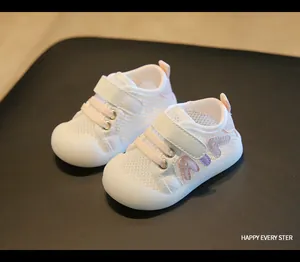 Detailansicht weißer, atmungsaktiver Mesh-Lauflernschuhe mit rosa Akzenten und Klettverschluss
