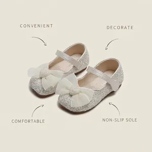 Zapatos de princesa plateados para niñas pequeñas con lazos de perlas y suela suave