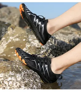 Gros plan de chaussures d'eau à séchage rapide sur des rochers mouillés