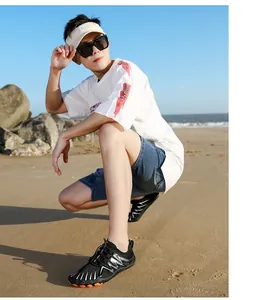 Détail de chaussures d'eau à cinq doigts portées par un modèle sur une plage