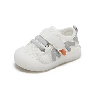 Weiße atmungsaktive Mesh-Baby-Lauflernschuhe mit weicher Sohle und Rutschfestigkeit